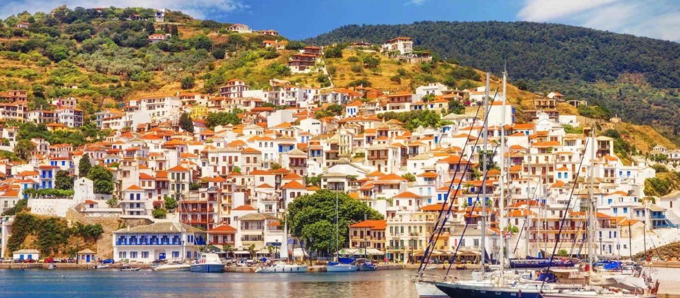 Το είδαμε και αυτό: Δύο άνδρες παραβίασαν την απαγόρευση της κυκλοφορίας για να... σκάψουν τον αιγιαλό της Σκοπέλου